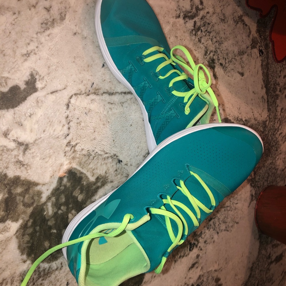 UA tennis shoes - Picture 2 of 2